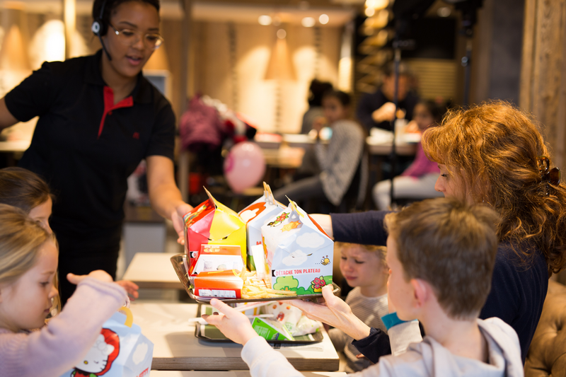 Ils Sont A Table Chez Mcdo Parole Service à table | McDonald’s™